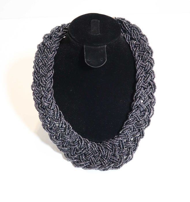 Colier modern din siruri impletite din margele gri metalizat
