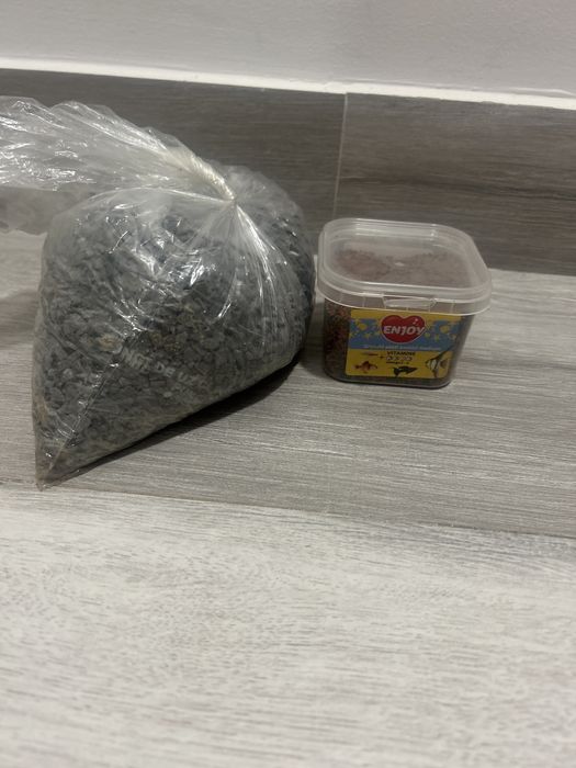 Donez pietre acvariu +mâncare pești