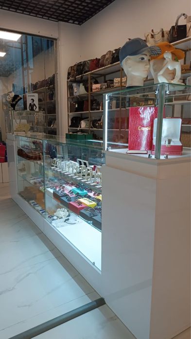 Продаются стеклянные витрины с освещением