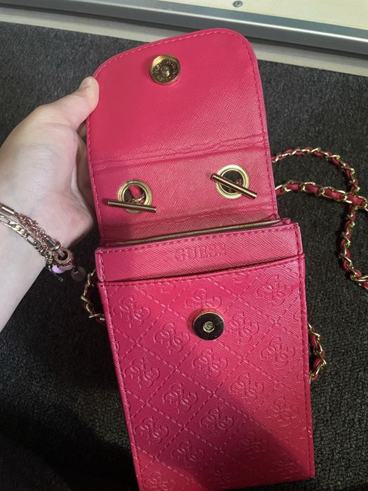 Geanta GUESS “phone crossbody” Logo 4G embosat si lanț auriu