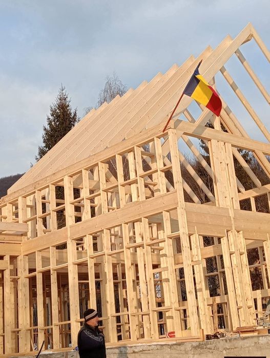 Vindem case de lemn cu două dormitoare baie bucătărie și living