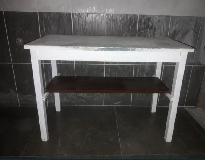 Кухонный столик Высота 65 см , Длинна 90 см , Ширина 45 см
очень крепк