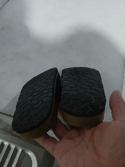 Vând papuci marime 42