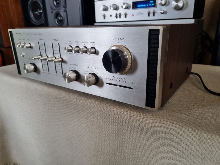 Rotel RA 611. Perfect functional. 30 watts /canal. Impecabil