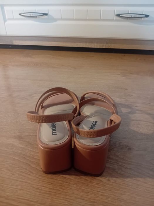 Босоножки бренда Moleca