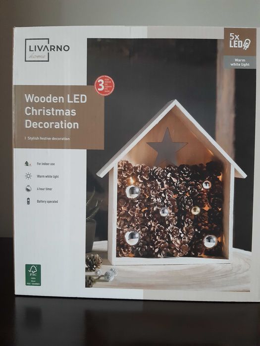 Decorațiune de Crăciun, căsuță de lemn cu conuri brad, cu LED