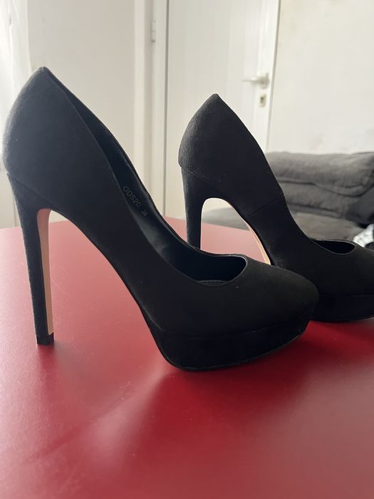 Черни високи обувки