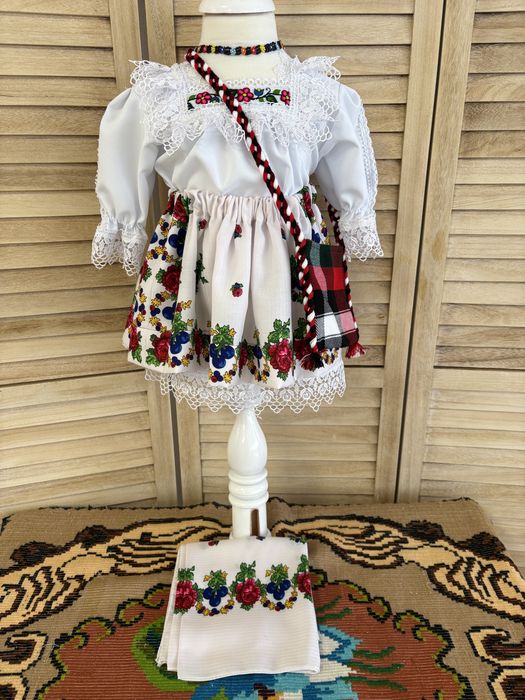 Costum popular pentru fetite de Maramures cu opinci