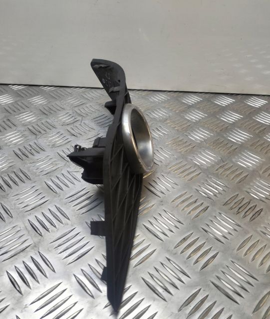 Grila proiector ceata bara fata a1698852722 Mercedes-Benz B-Class W24