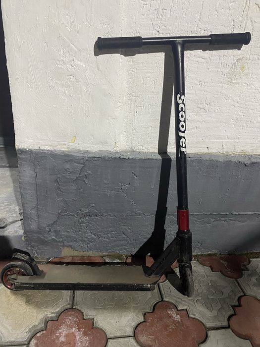 Трюковой Самокат чёрного цвета