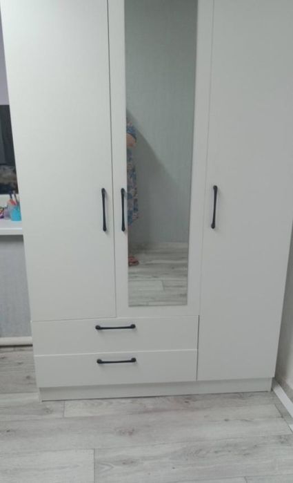 Шкаф с зеркалом продам