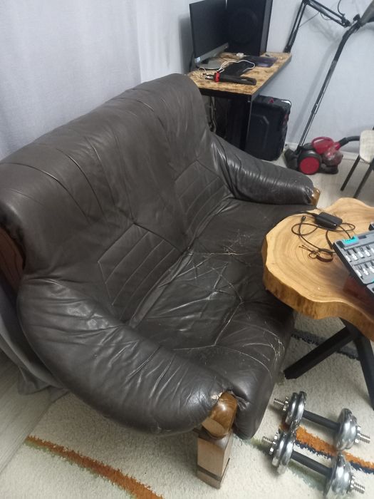 Диван кожанный..