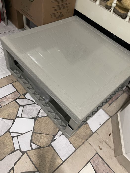 Продаются пластмассовые столы и стулья