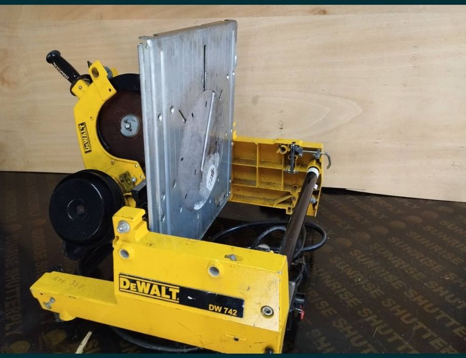 Пендула Герунг циркуляр 305 мн ДЕВОЛТ DEWALT завъртащ се  перфектен