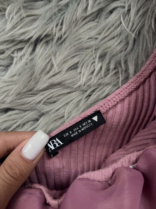 Модел с едно рамо и волани на ZARA