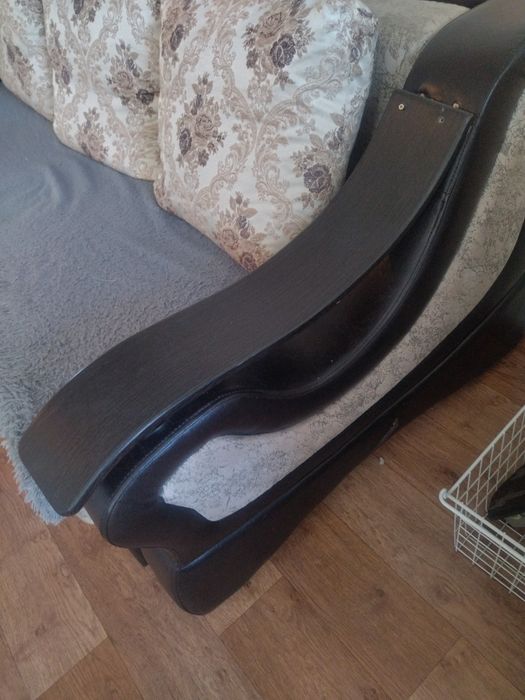 Продаю диван в хорошем состояние