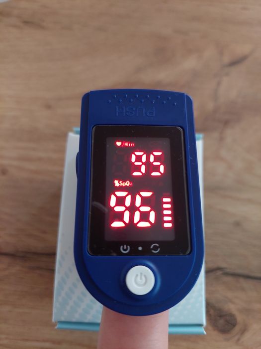 Пулс - Оксиметър + подарък батерии / Нов !