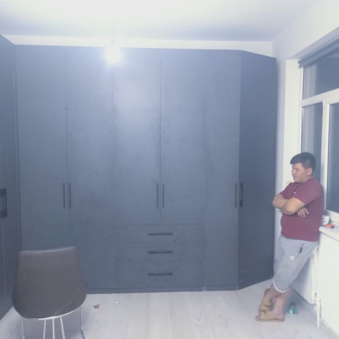 Mebil ustasi mebil yig'ish