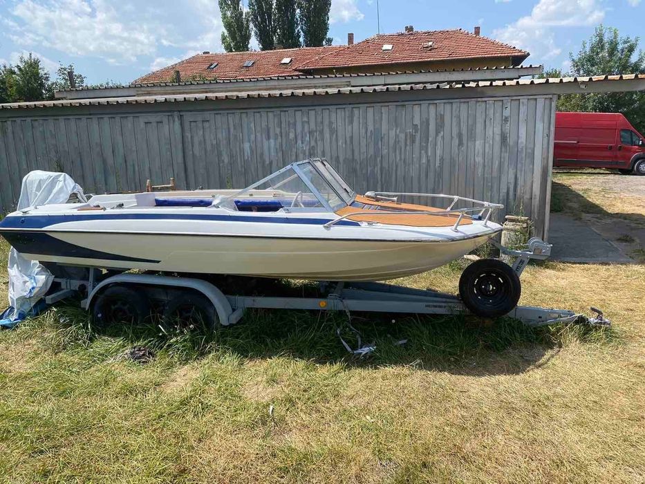 Моторна лодка с колесар