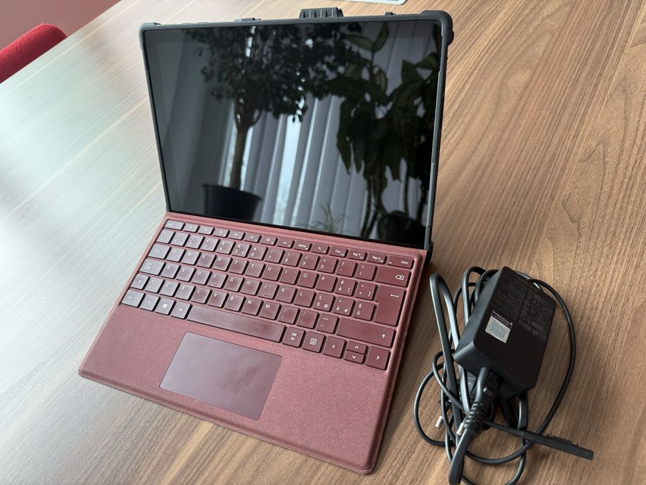 Microsoft Surface Pro 7, i7, 16 gb RAM, 256 SSD, tastatura, UAG