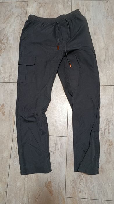Мъжки черни карго панталони размер М, подходящи за пролет/есен.