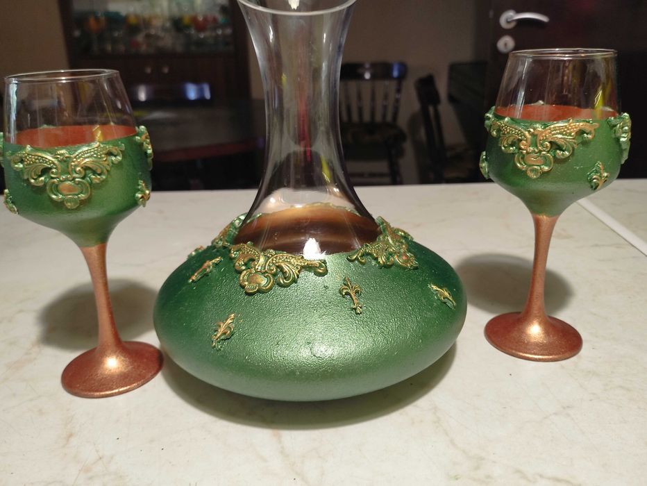 Ръчно рисувани чаши и свещник