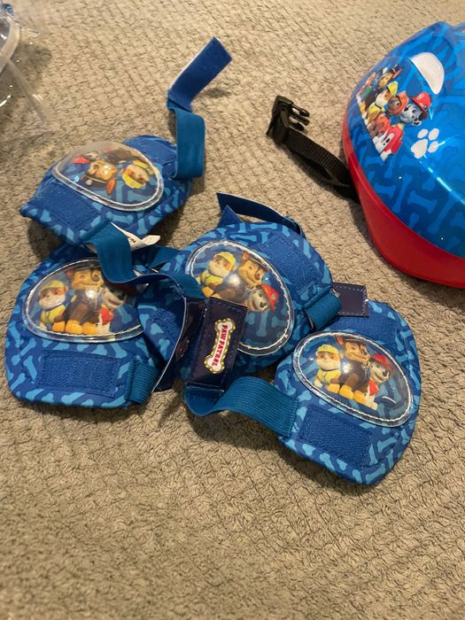 Продавам комплект каска, наколенки и протектори за ръце.