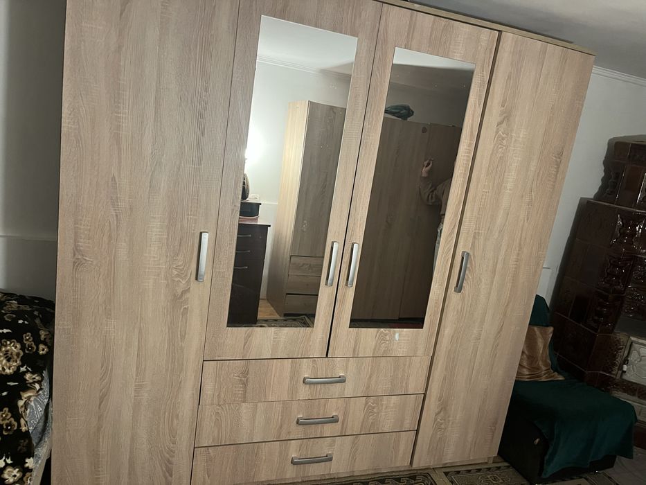 Vand dulap cu oglinzi mare si incapator