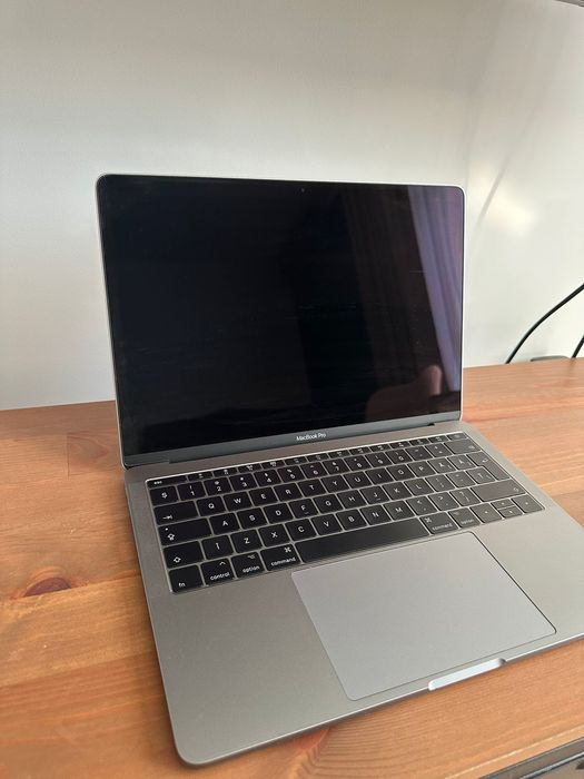 MacBook Pro 13 cu procesor i5, 8Gb RAM și 128Gb SSD