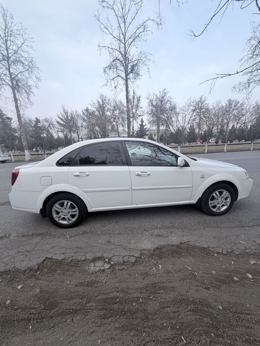 Родпется автомобиль Lacetti