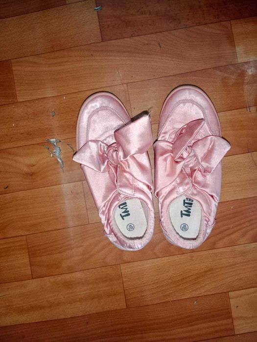 продаю  тапочки розовую   за  1000    хорошем    виде