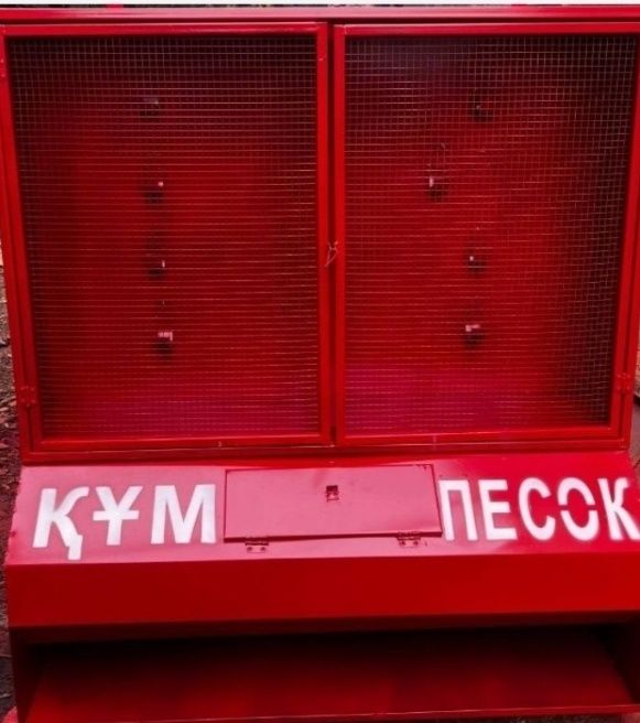 Пожарный щит закрытого типа.
