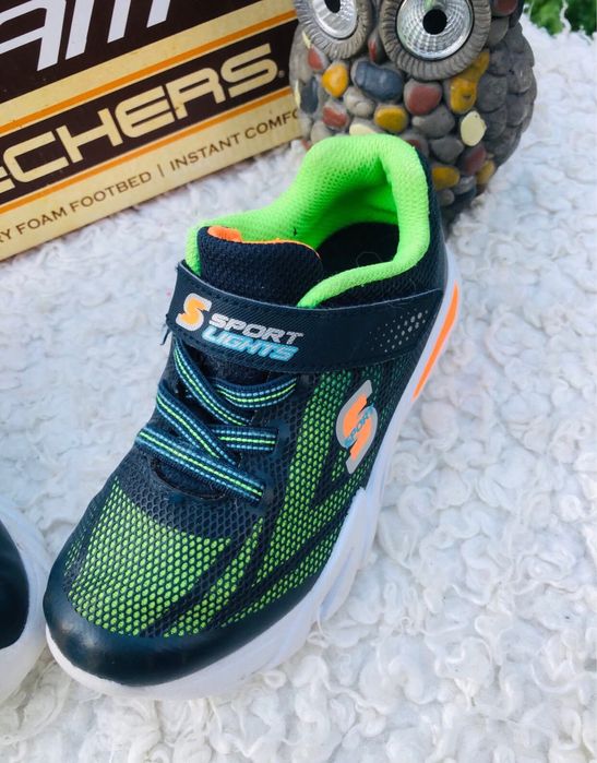 Adidasi baiat SKECHERS-marimea 28,inter18cm,leduri,nu piele Salomon