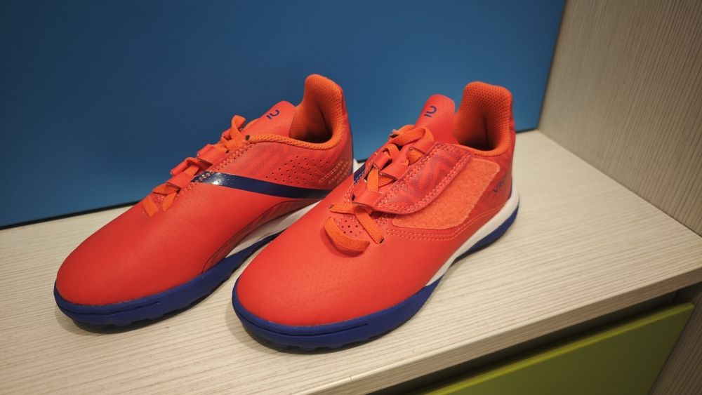 Vând adidași pentru fotbal,noi.