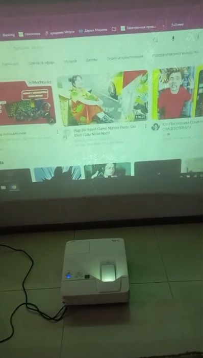 Проектор (короткофокусный)