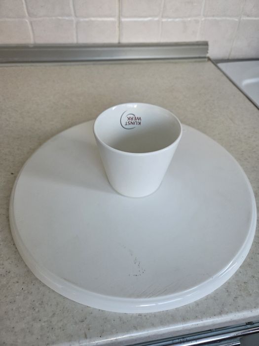 Тортовница фарфоровая .