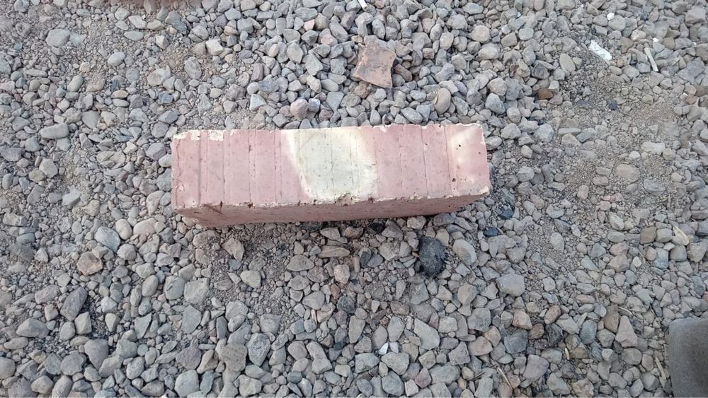 Красный жженый кирпич