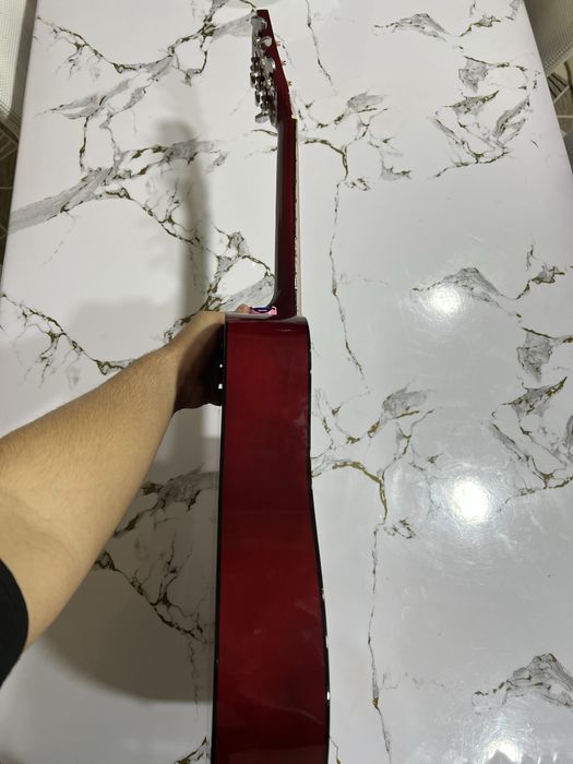 продам Гитару почти новая