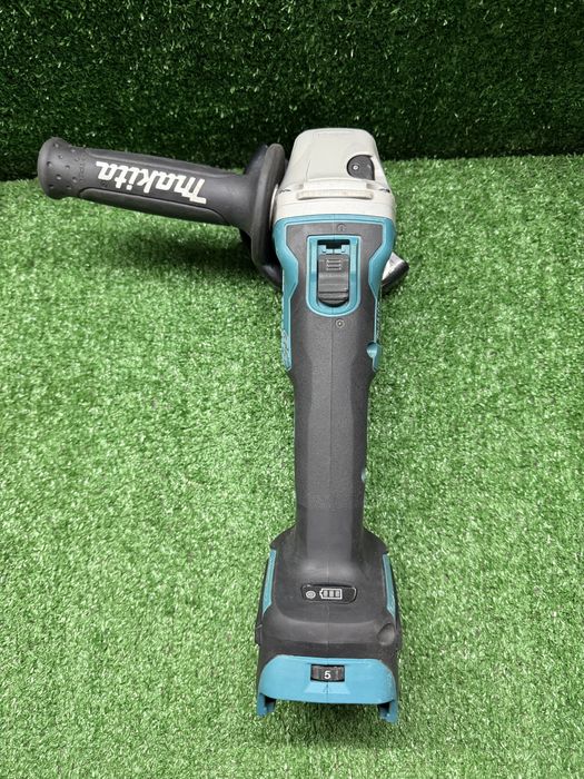 Безчетков ъглошлайф с регулаж на оборотите Makita DGA511