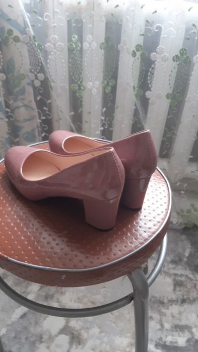 Продаю туфли, каблук.