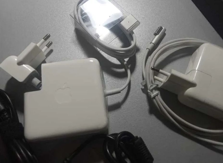 на MacBook 85W - зарядка, блок питания .