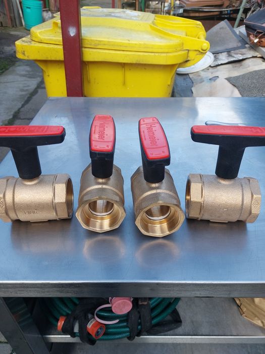 Vând 4 jucării de robineți de 2 țol