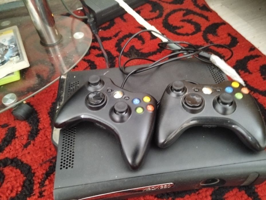 X box 360 cu 2 manete și 4 jocuri