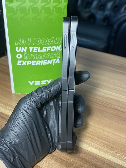 Samsung Galaxy Z Flip7 FE • 256 GB • Black