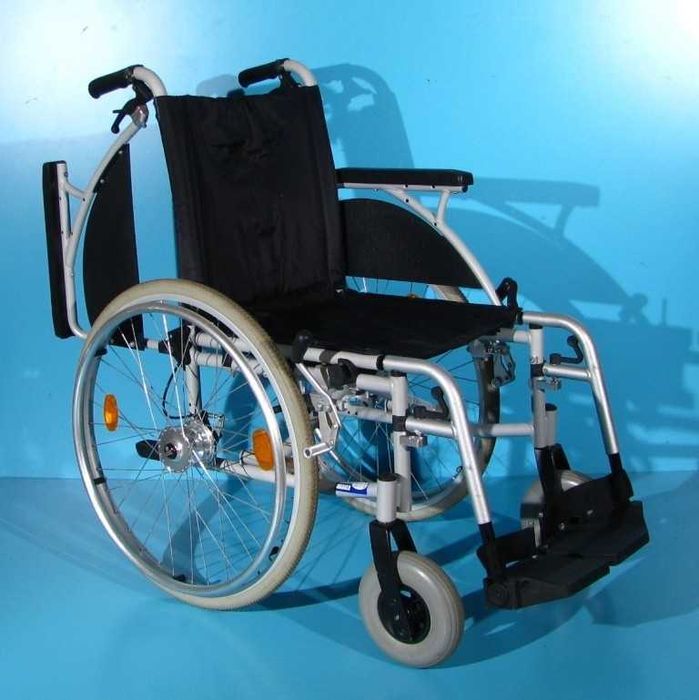 Scaun cu rotile invalizi Breezy - latime sezut 43 cm