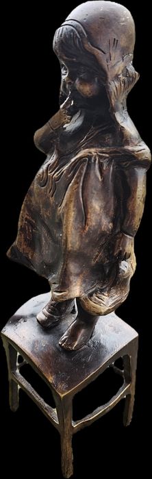 Антикварна бронзова фигура „Момиче на стол“ – 29 см, Belle Époque