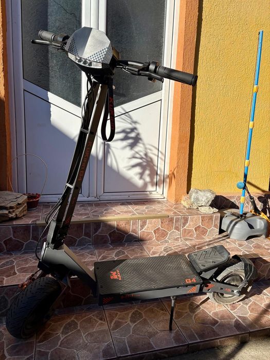 Vând trotineta kukirin g4