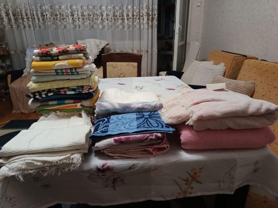 2 Малки,черни, рокли и малки средни и големи хавлиени кърпи.