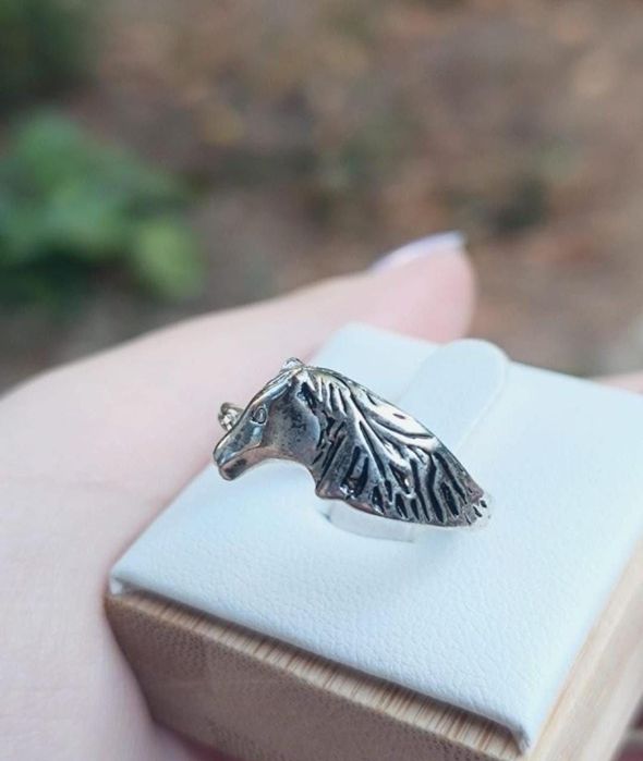 Inel vechi argintiu in forma de cal