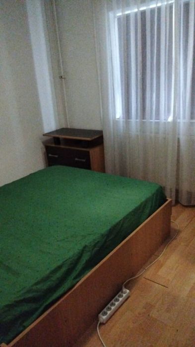 Proprietar închiriez apartament cu trei camere semiecomandat